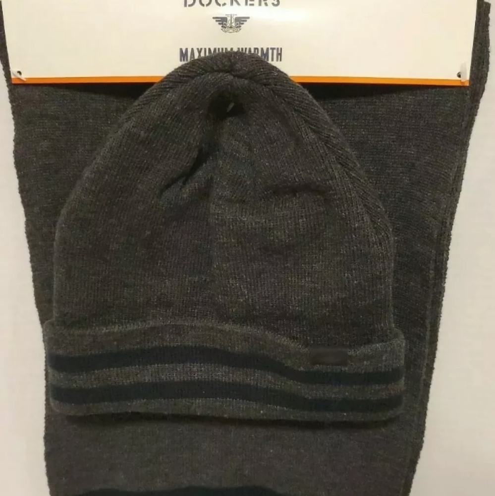 Dockers Maximum Warmth Hat and Scarf Set Gray with Blue Stripes